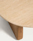 Tavolino da appoggio Pirita in travertino beige e gambe in rovere massiccio con finitura naturale 71 x 70 cm FSC 100%
