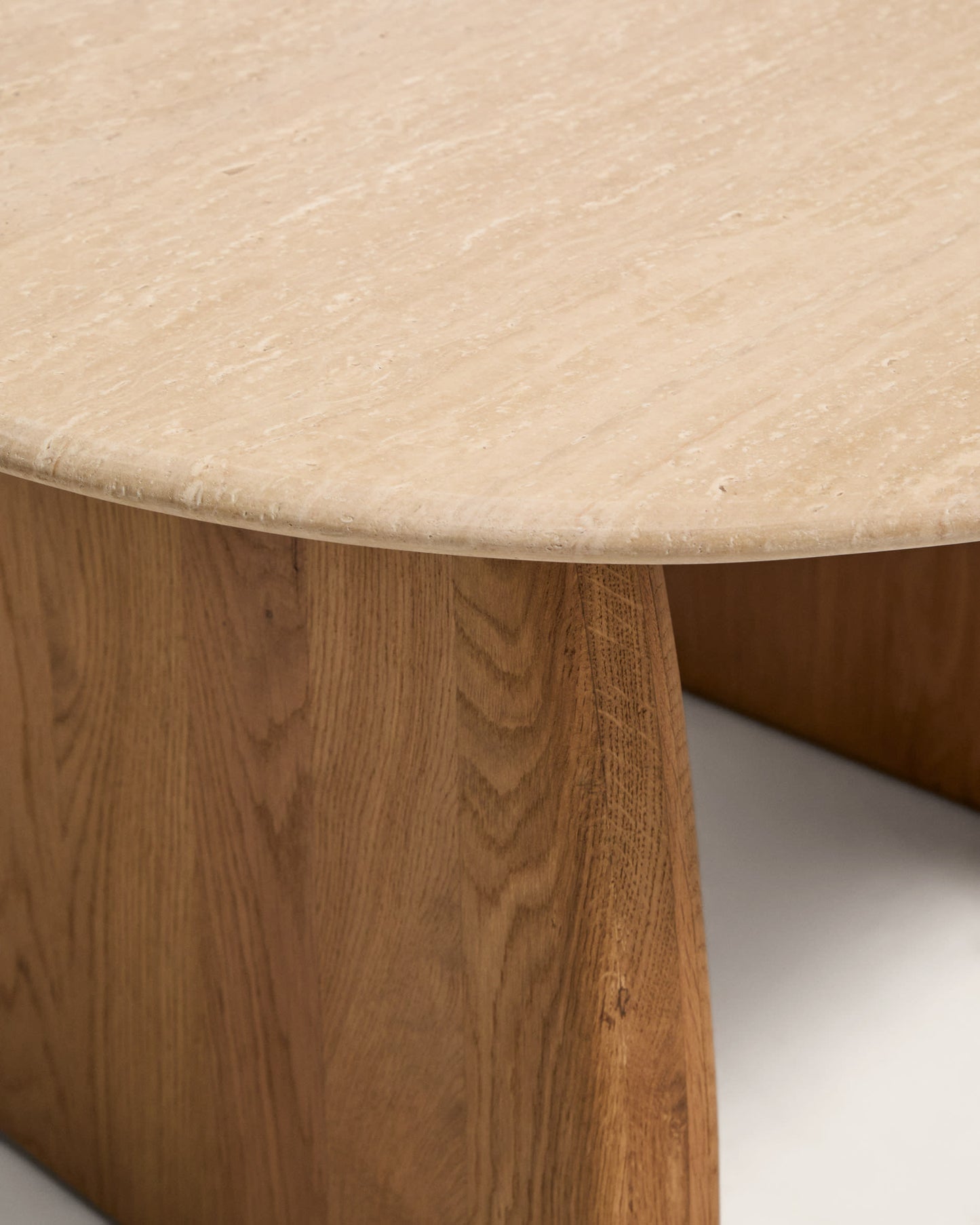 Tavolino da appoggio Pirita in travertino beige e gambe in rovere massiccio con finitura naturale 71 x 70 cm FSC 100%