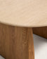 Tavolino da appoggio Pirita in travertino beige e gambe in rovere massiccio con finitura naturale 71 x 70 cm FSC 100%