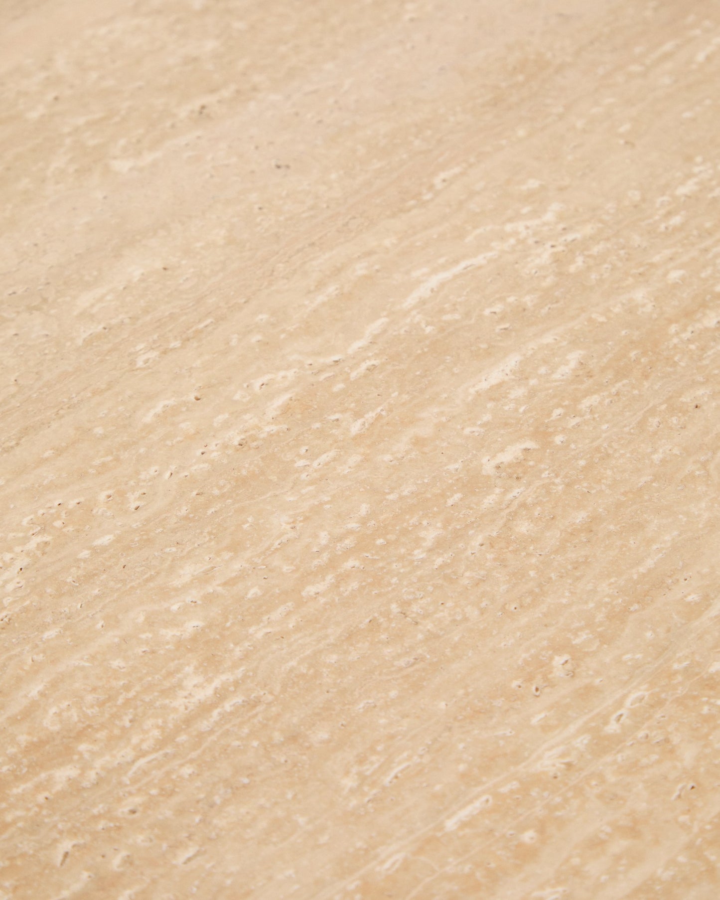 Tavolino da appoggio Pirita in travertino beige e gambe in rovere massiccio con finitura naturale 71 x 70 cm FSC 100%