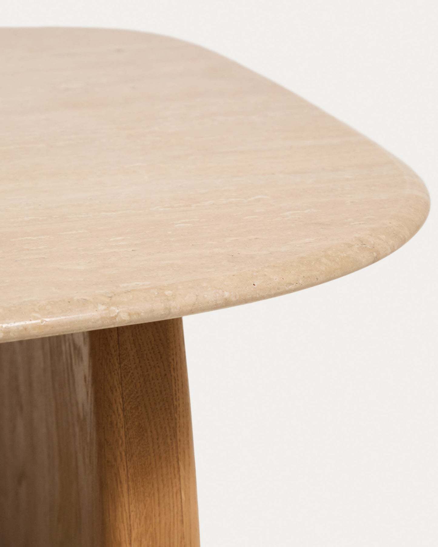 Tavolino da appoggio Pirita in travertino beige e gambe in rovere massiccio con finitura naturale 71 x 70 cm FSC 100%