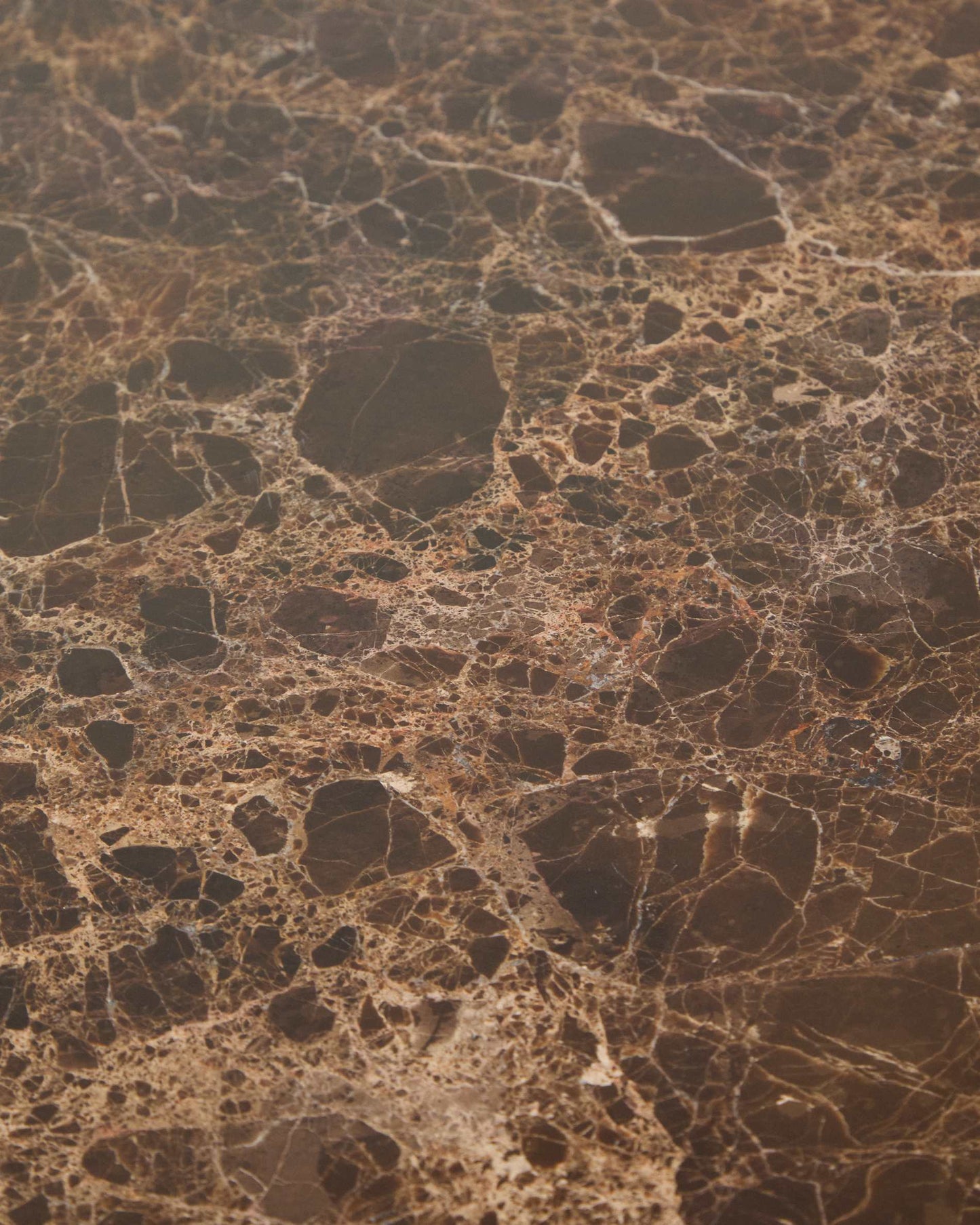 Tavolino da appoggio Pirita in marmo marrone e gambe in rovere massiccio con finitura scura 71 x 70 cm FSC 100%