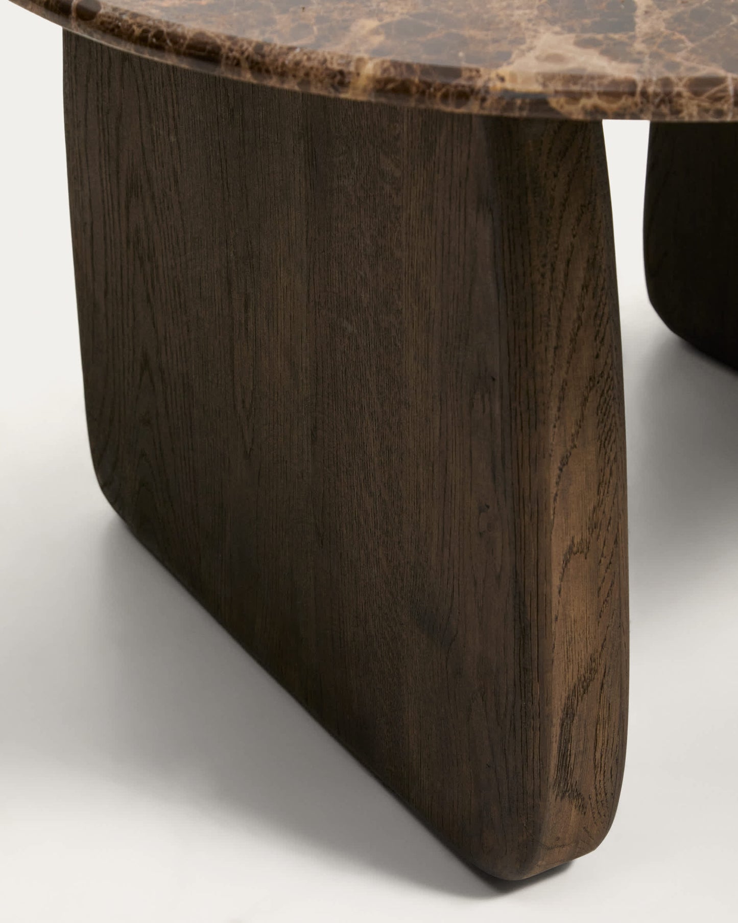 Tavolino da appoggio Pirita in marmo marrone e gambe in rovere massiccio con finitura scura 71 x 70 cm FSC 100%