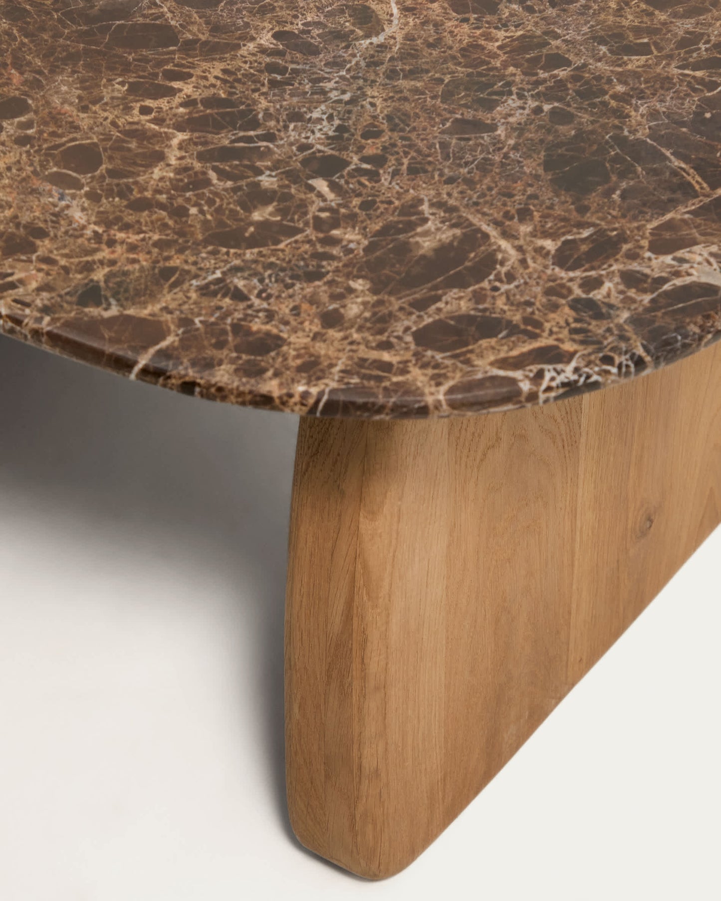 Tavolino da appoggio Pirita in marmo marrone e gambe in rovere massiccio con finitura in tonalità naturale 71 x 70 cm FSC 100%
