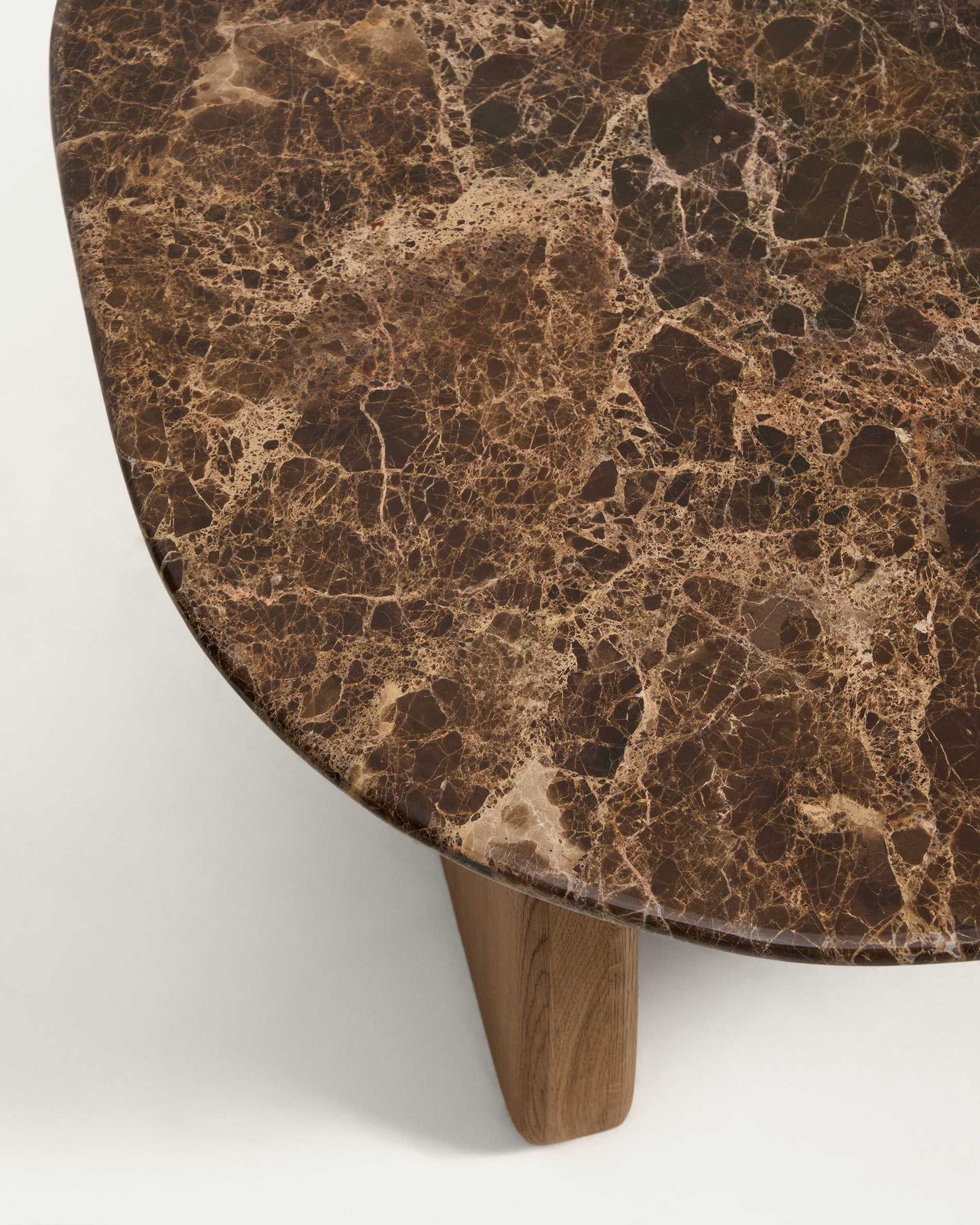 Tavolino da appoggio Pirita in marmo marrone e gambe in rovere massiccio con finitura in tonalità naturale 71 x 70 cm FSC 100%