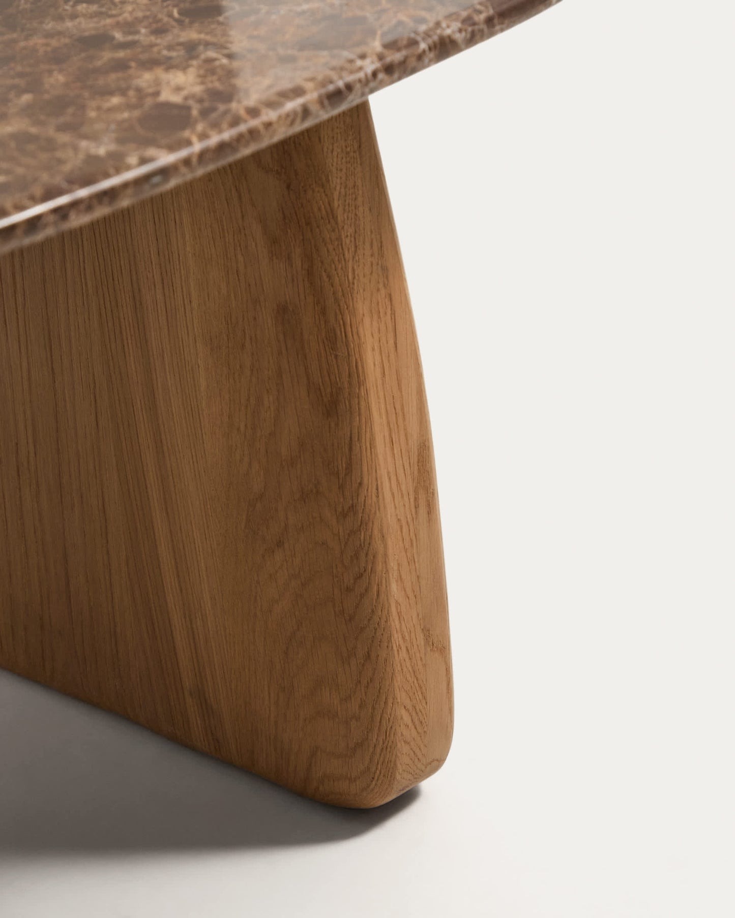 Tavolino da appoggio Pirita in marmo marrone e gambe in rovere massiccio con finitura in tonalità naturale 71 x 70 cm FSC 100%