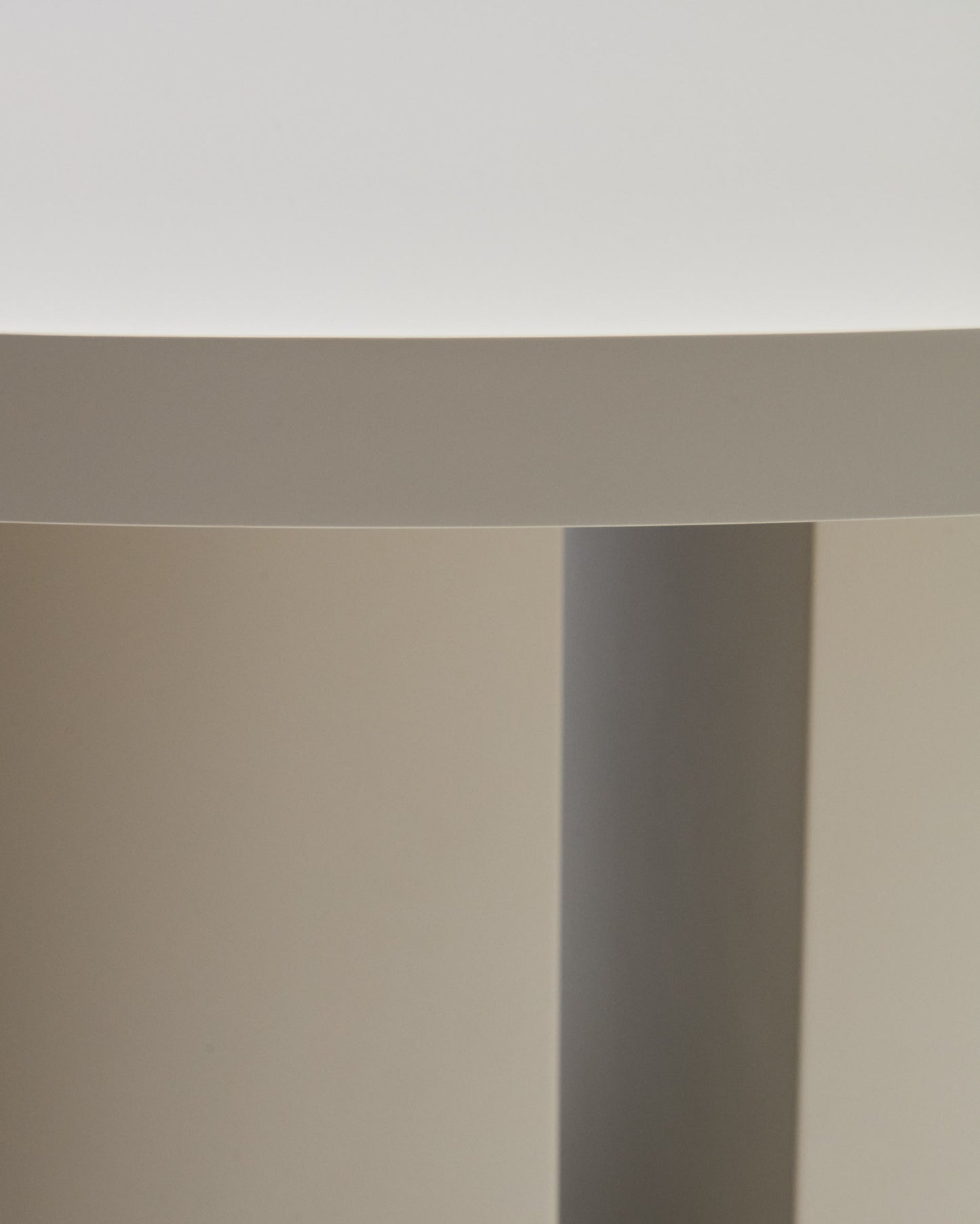 Tavolo rotondo Nealy DM laccato con finitura écru Ø 120 cm