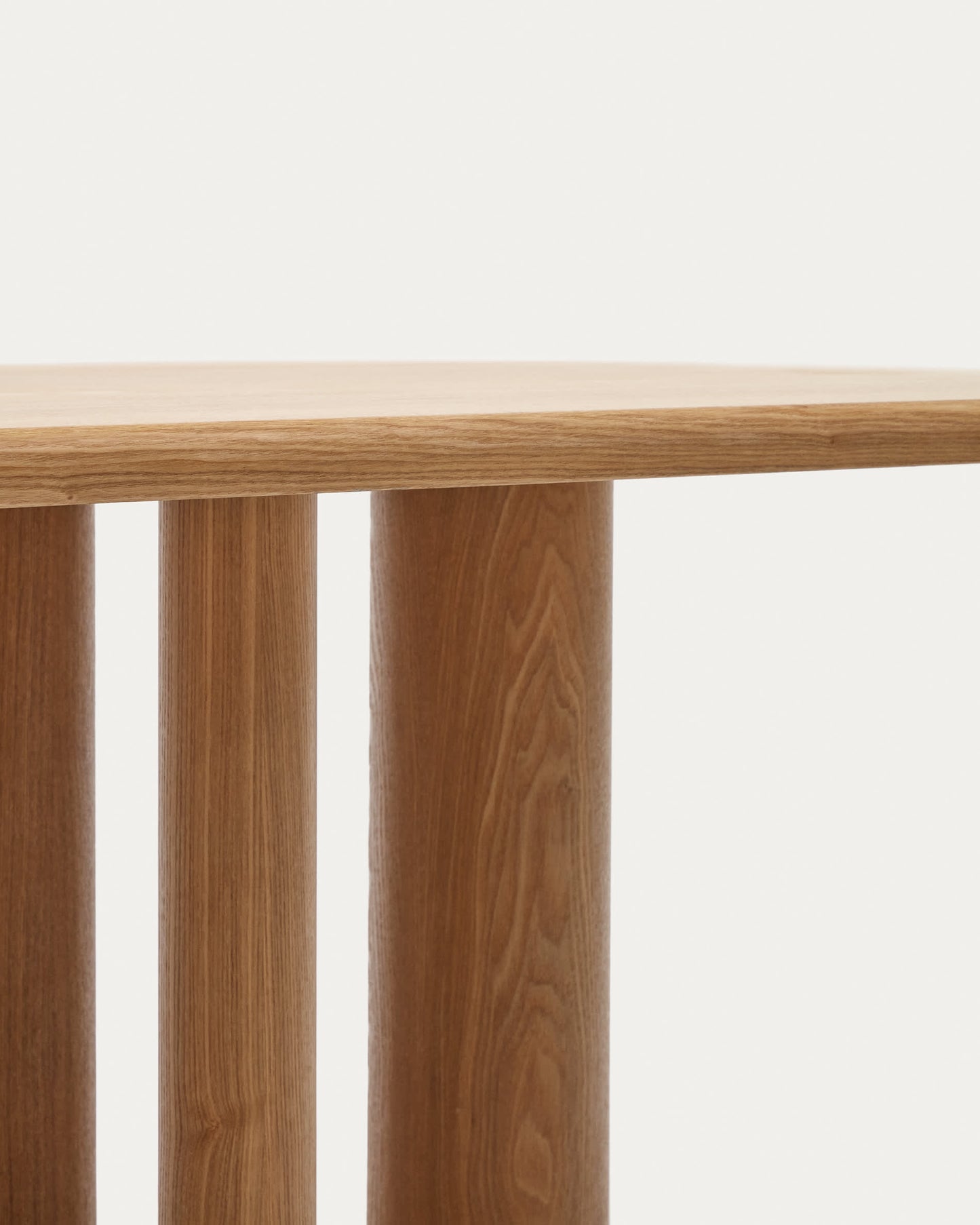 Tavolo ovale Mailen in frassino con finitura naturale Ø 220 x 105 cm