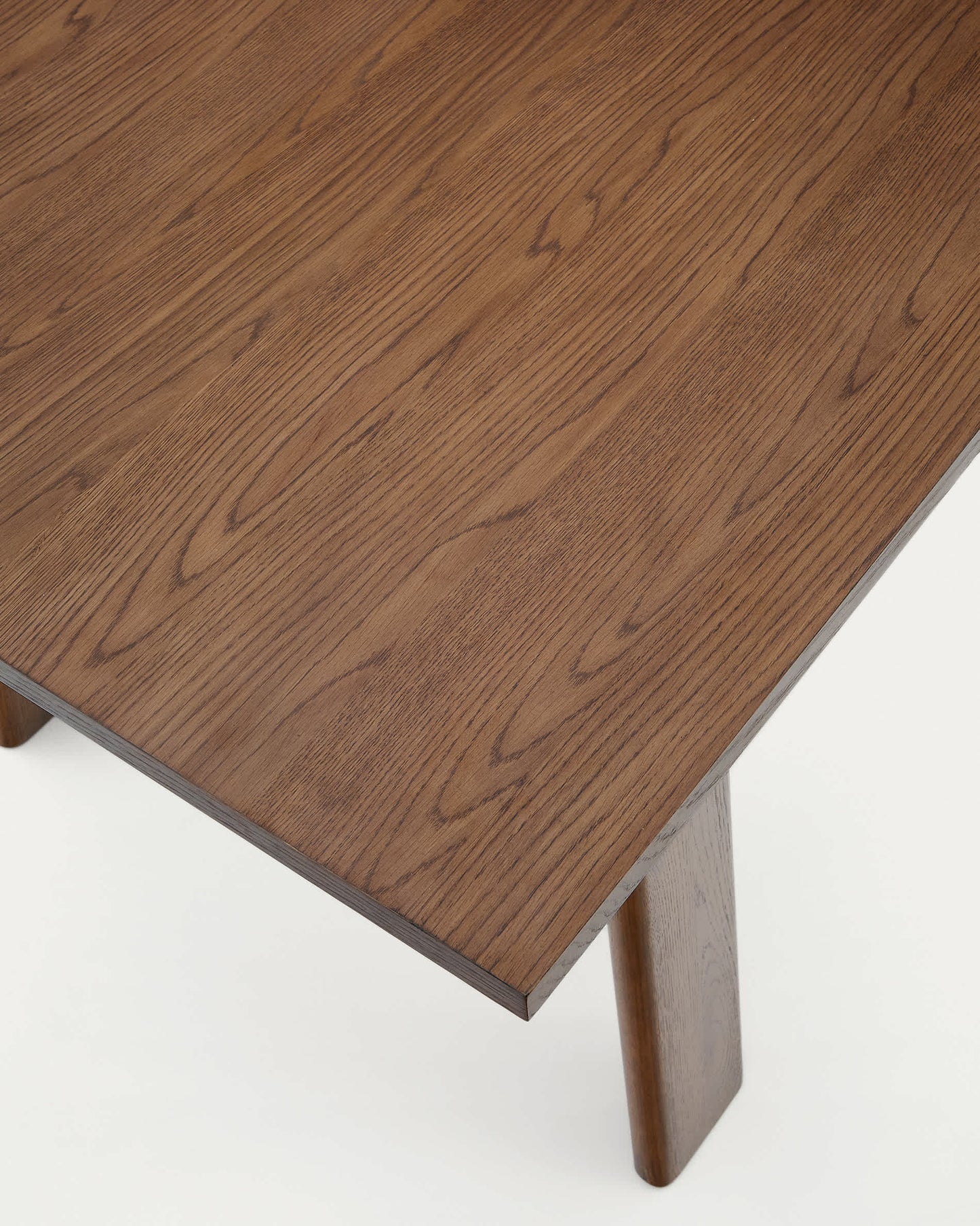 Tavolo allungabile Arlen con impiallacciatura e legno massiccio di rovere con finitura in noce 200 (250) x 95 cm