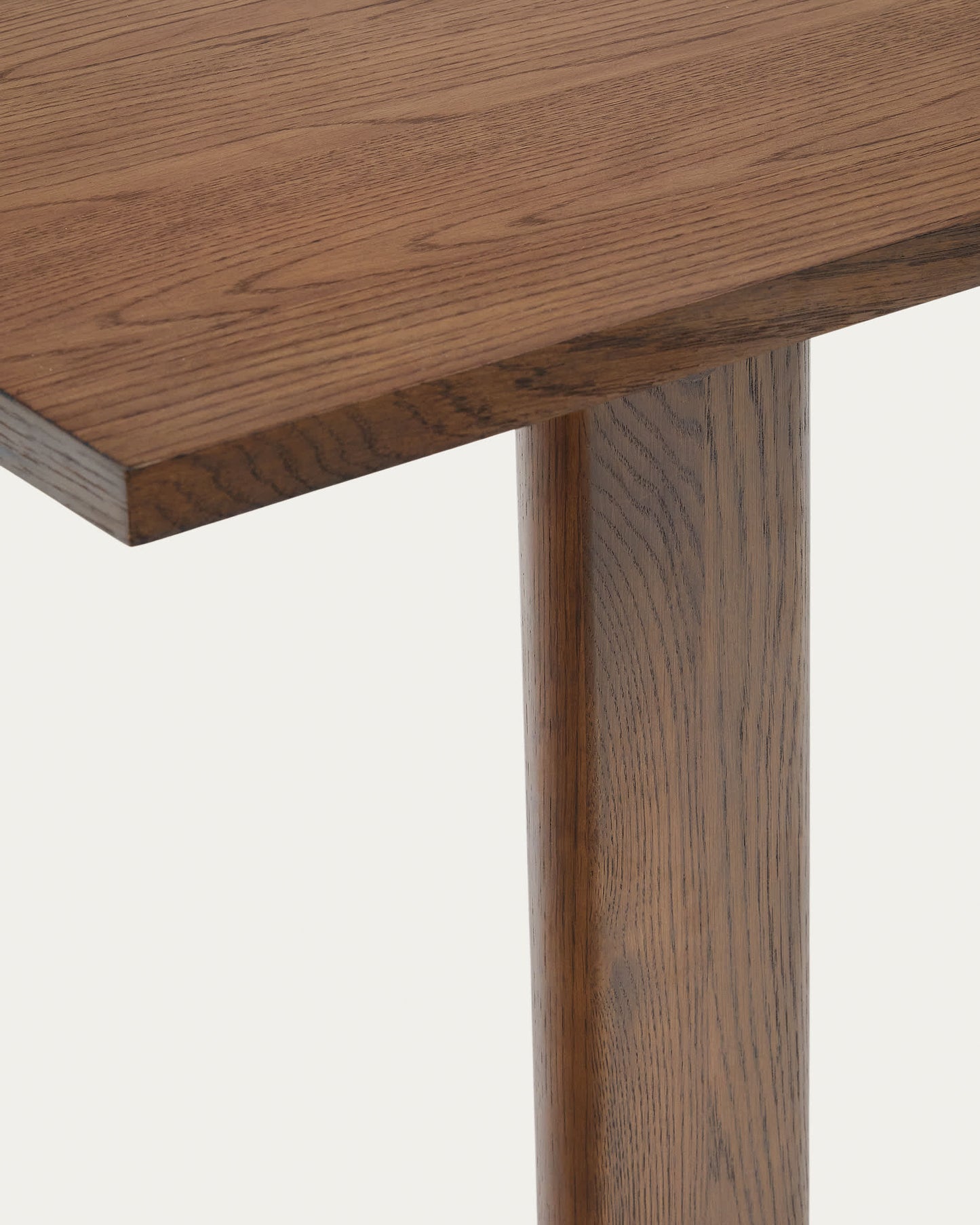 Tavolo allungabile Arlen con impiallacciatura e legno massiccio di rovere con finitura in noce 200 (250) x 95 cm