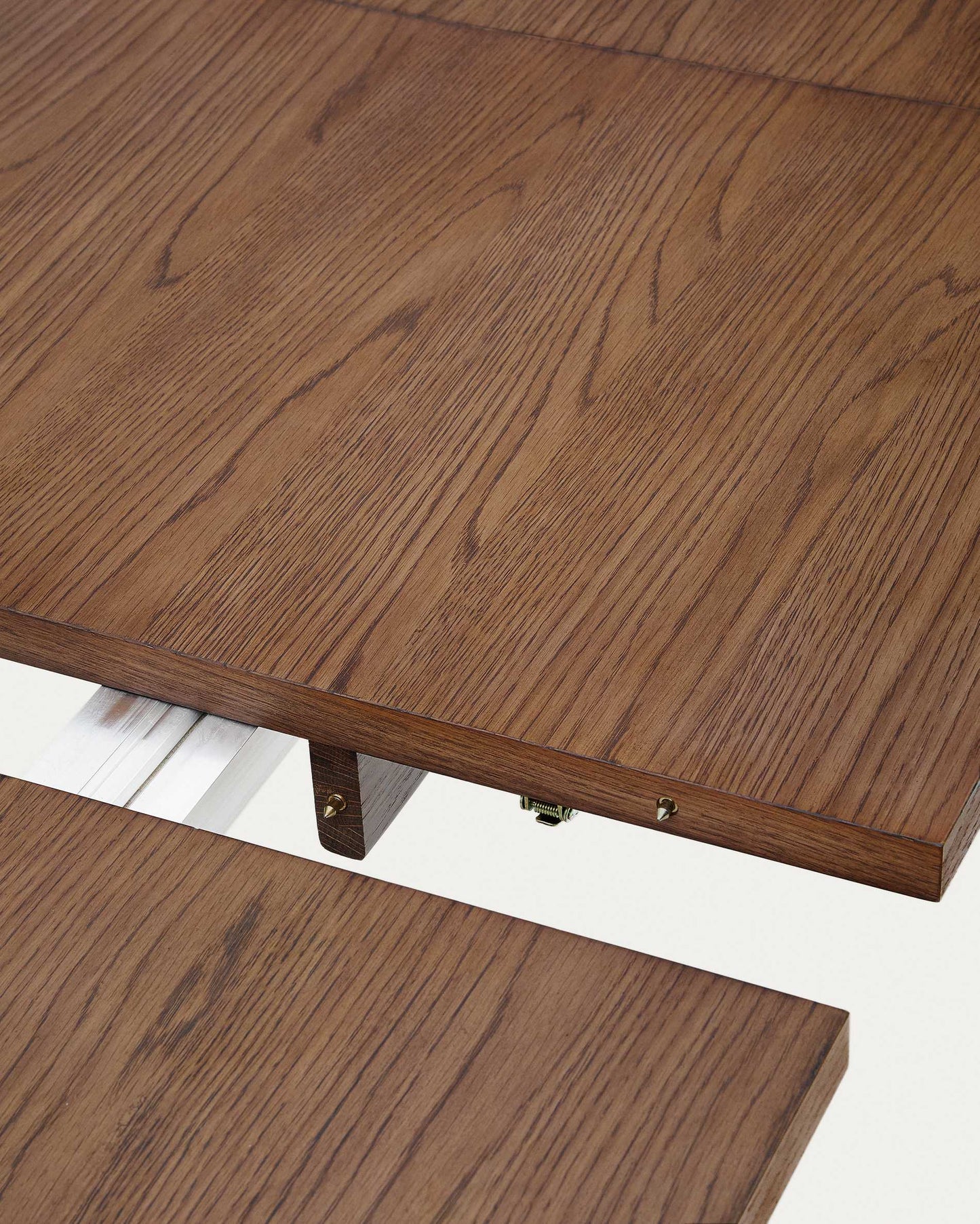 Tavolo allungabile Arlen con impiallacciatura e legno massiccio di rovere con finitura in noce 200 (250) x 95 cm