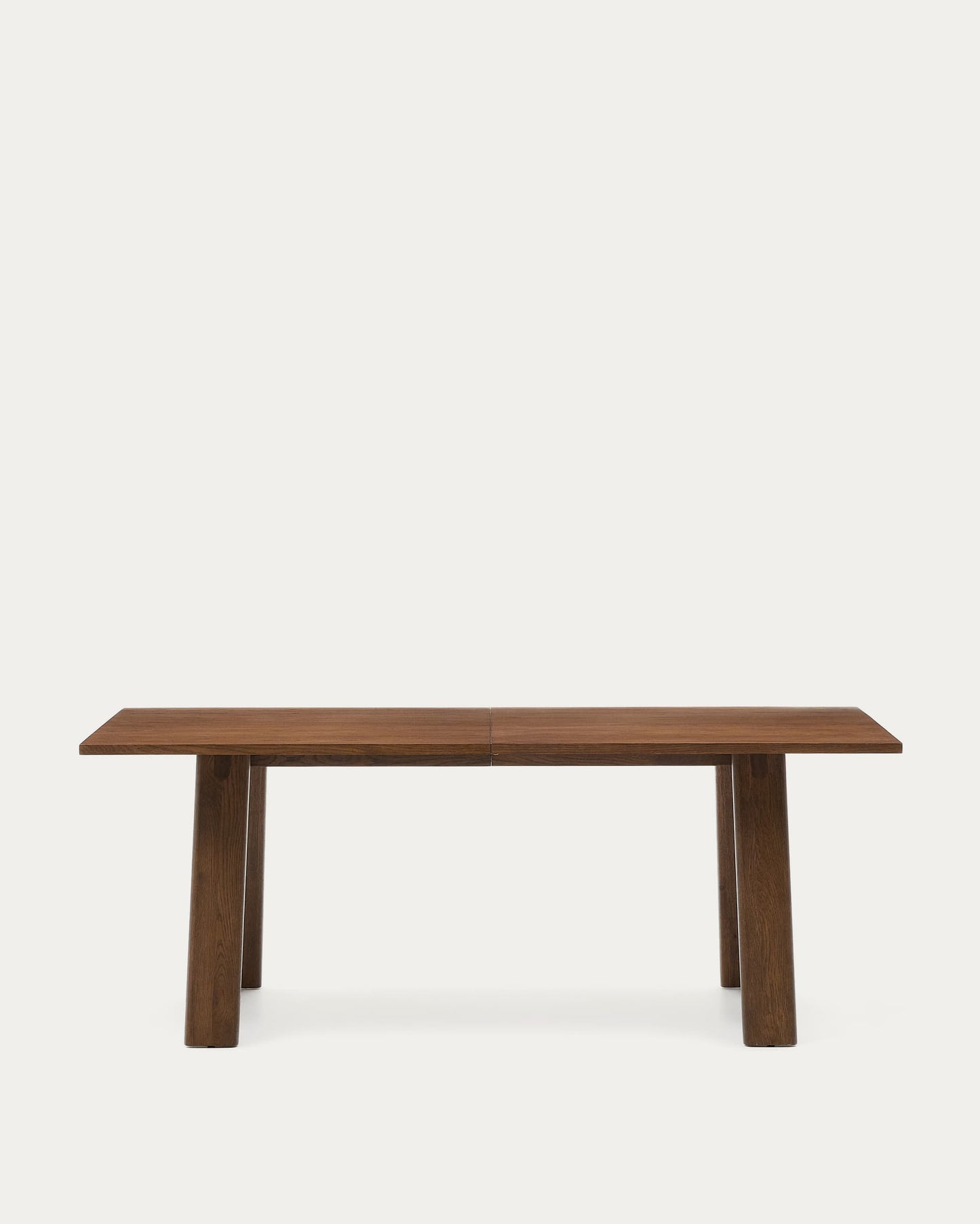 Tavolo allungabile Arlen con impiallacciatura e legno massiccio di rovere con finitura in noce 200 (250) x 95 cm