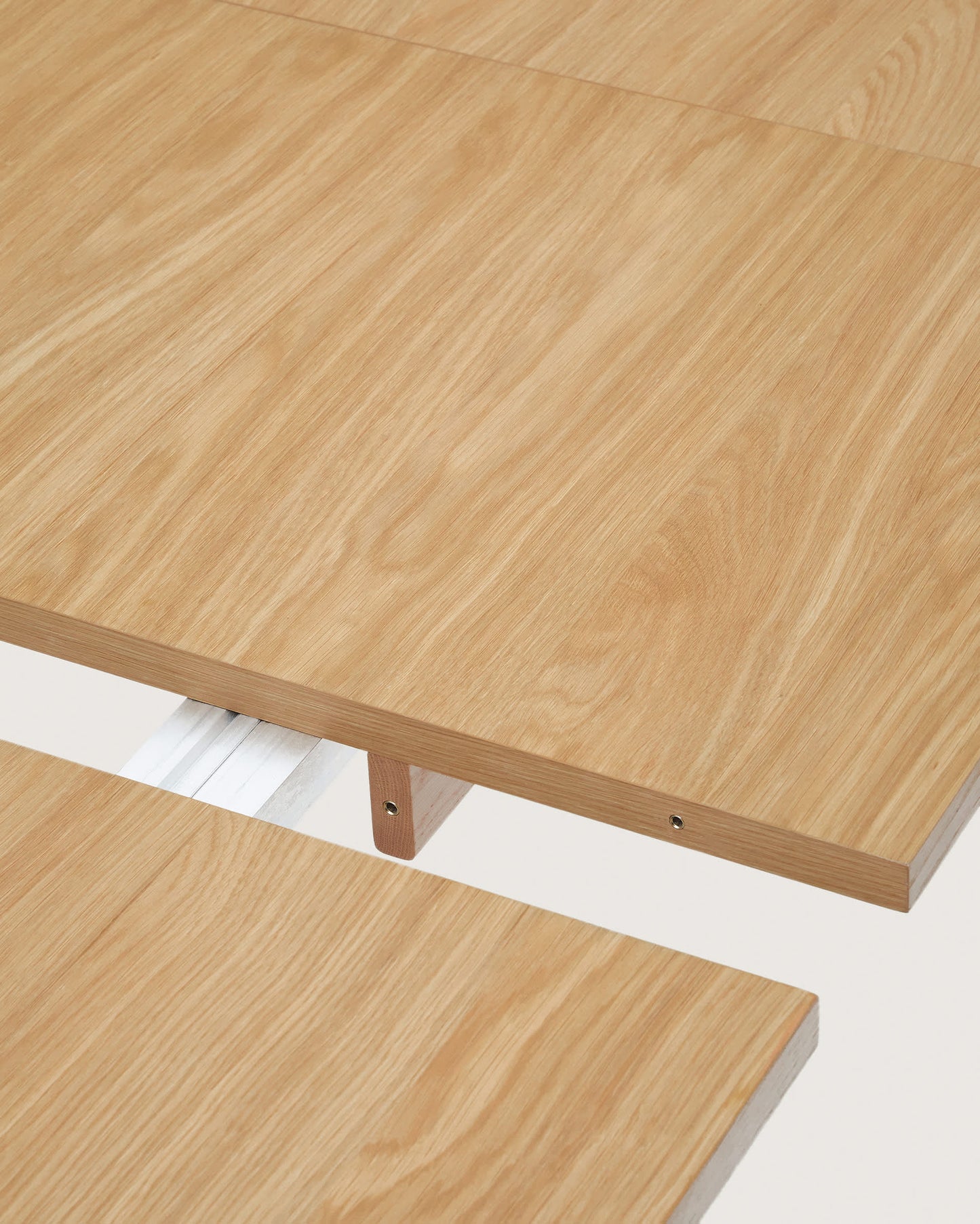 Tavolo allungabile Arlen con impiallacciatura e legno massiccio di rovere con finitura naturale 200 (250) x 95 cm