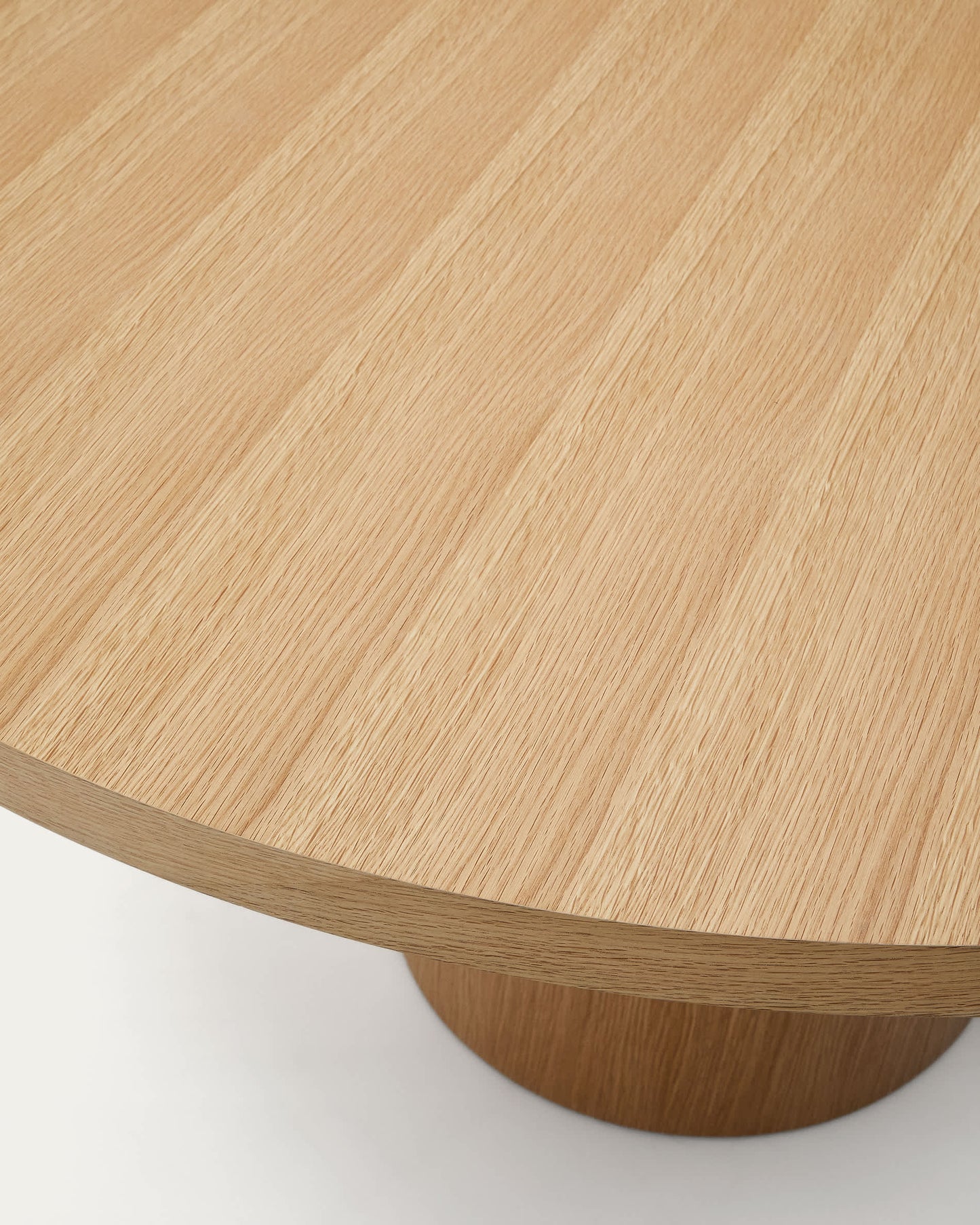 Tavolo rotondo Nealy con impiallacciatura in rovere e finitura naturale Ø 150 cm
