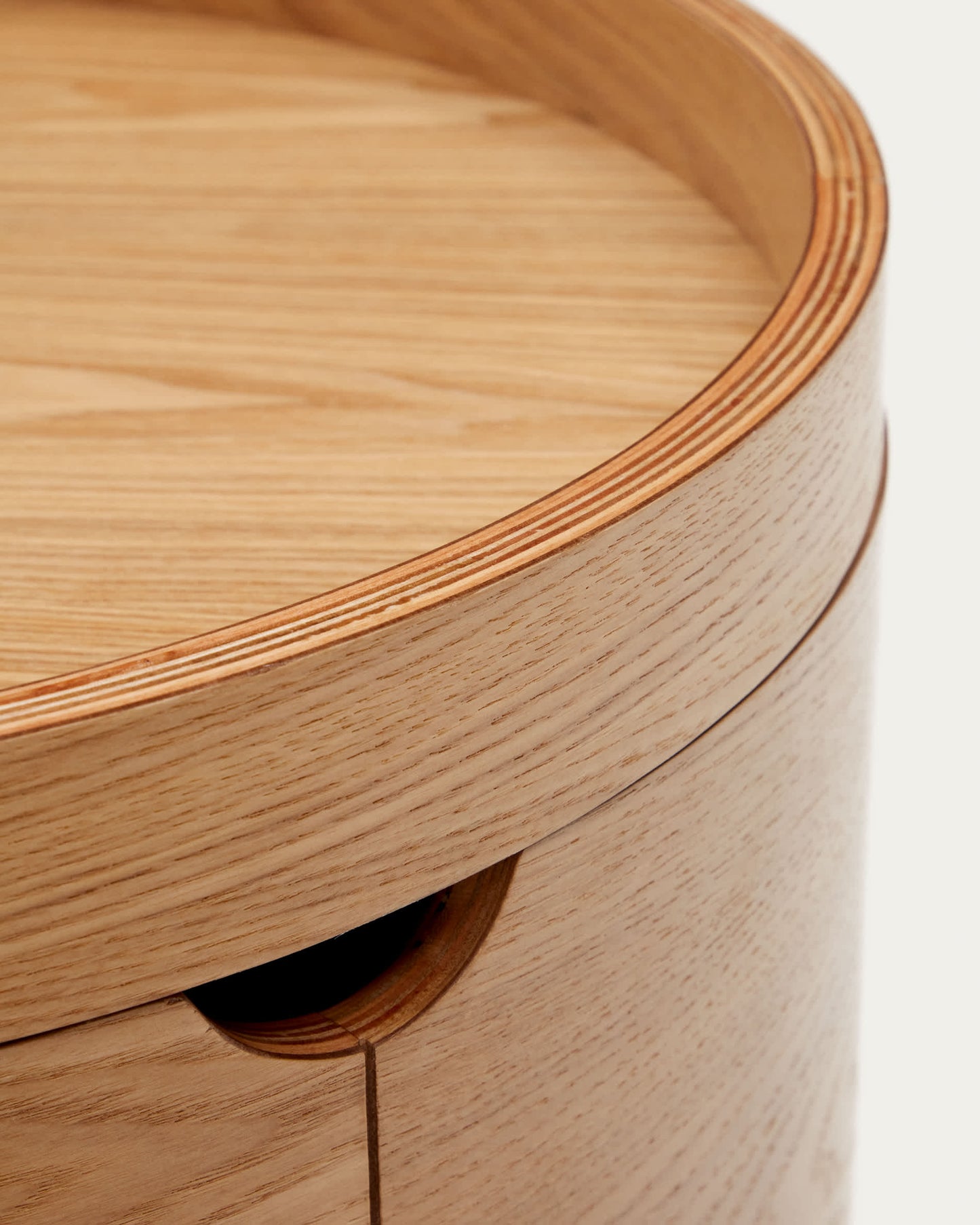 Comodino Octavia in legno impiallacciato di frassino Ø 55 cm