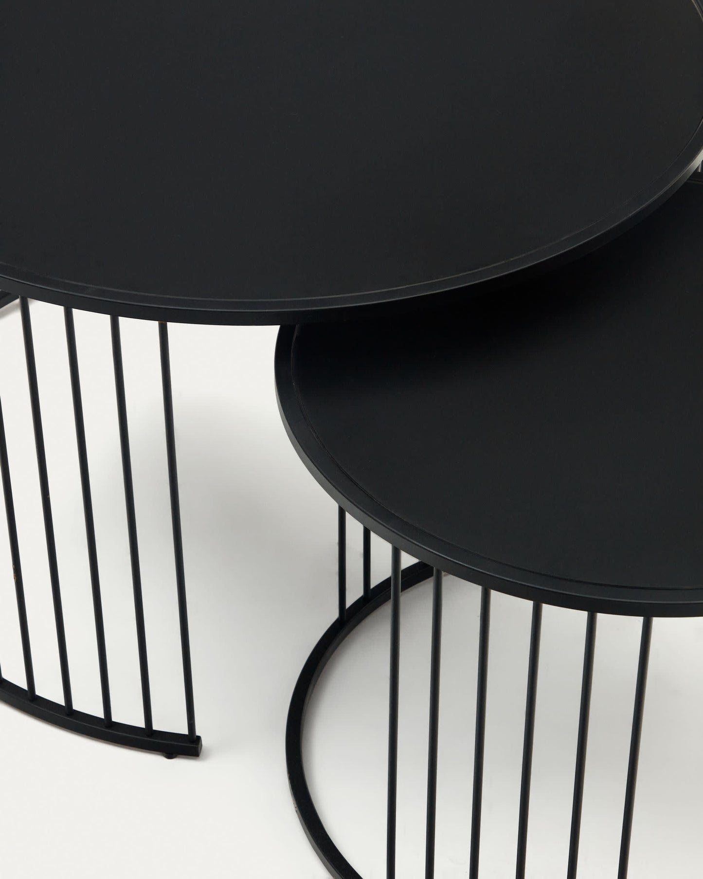 Set Hadar 2 tavolini ad incastro in vetro temperato e metallo verniciato nero Ø 75 cm / Ø 45 cm