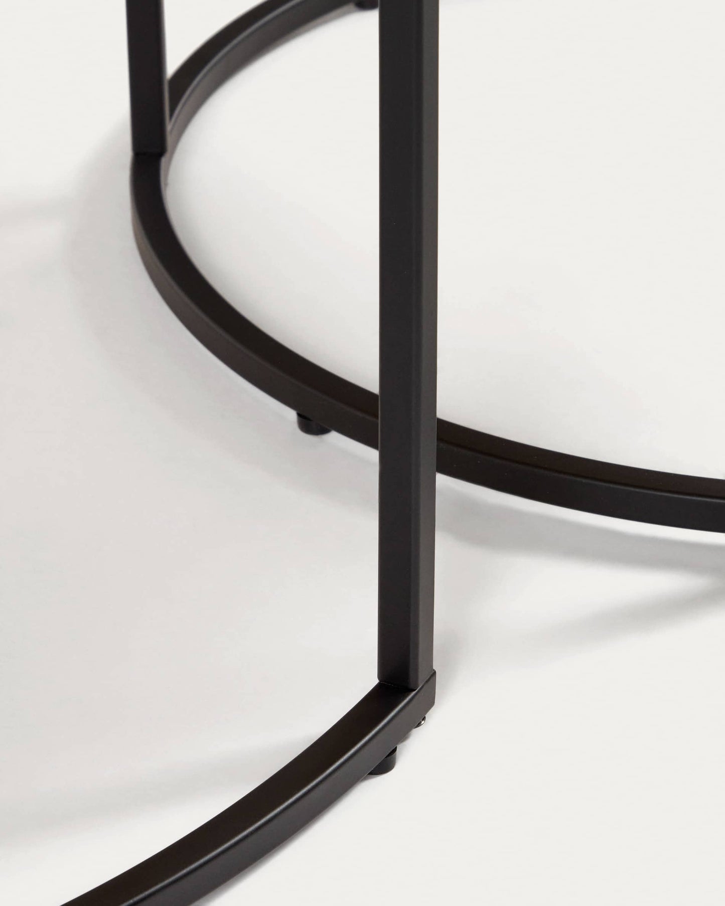 Set Yoana di 2 tavolini impiallacciati noce e metallo verniciato nero Ø 80 cm/Ø 50 cm
