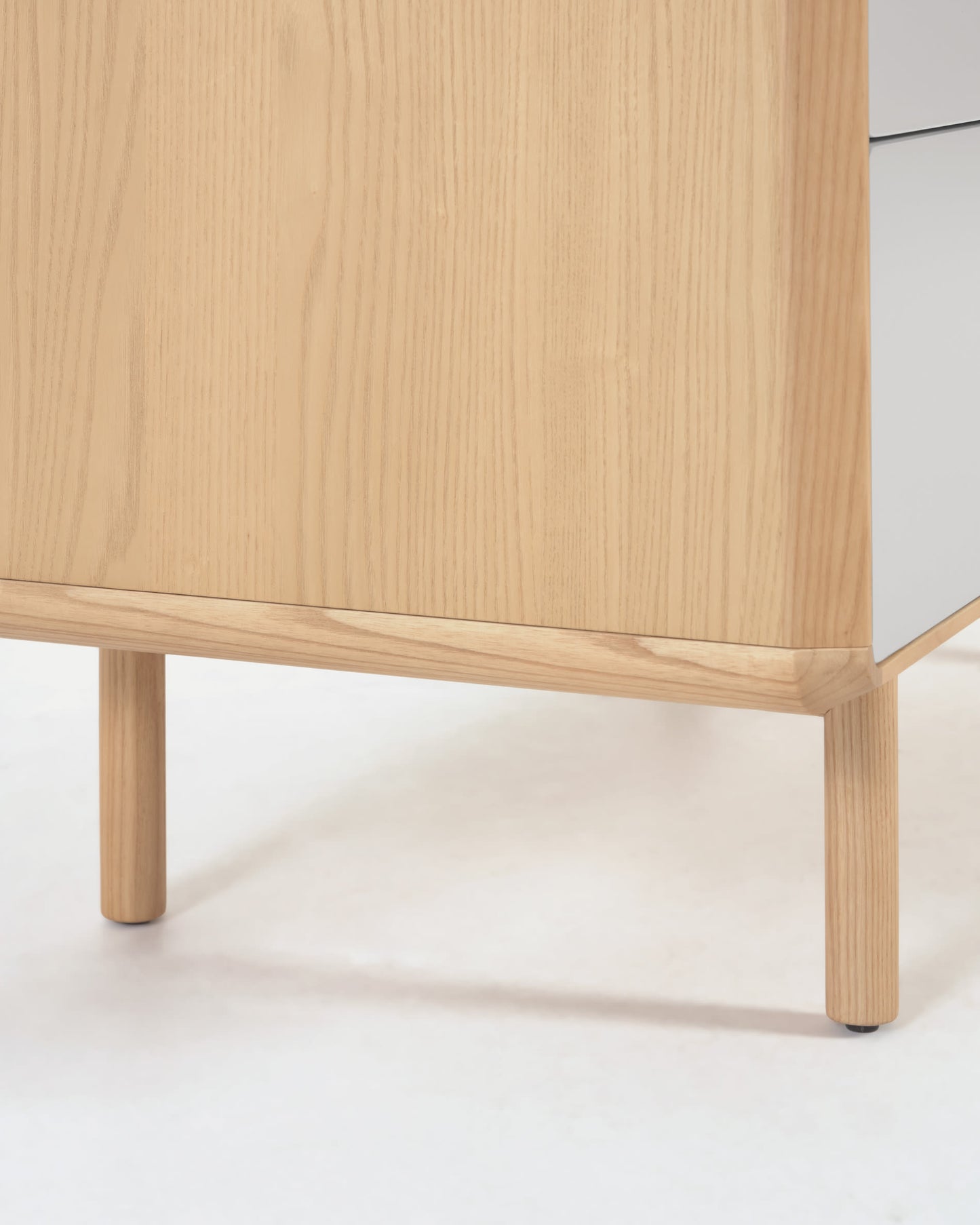 Comodino Anielle in legno massello e impiallacciato frassino 50 x 58,4 cm