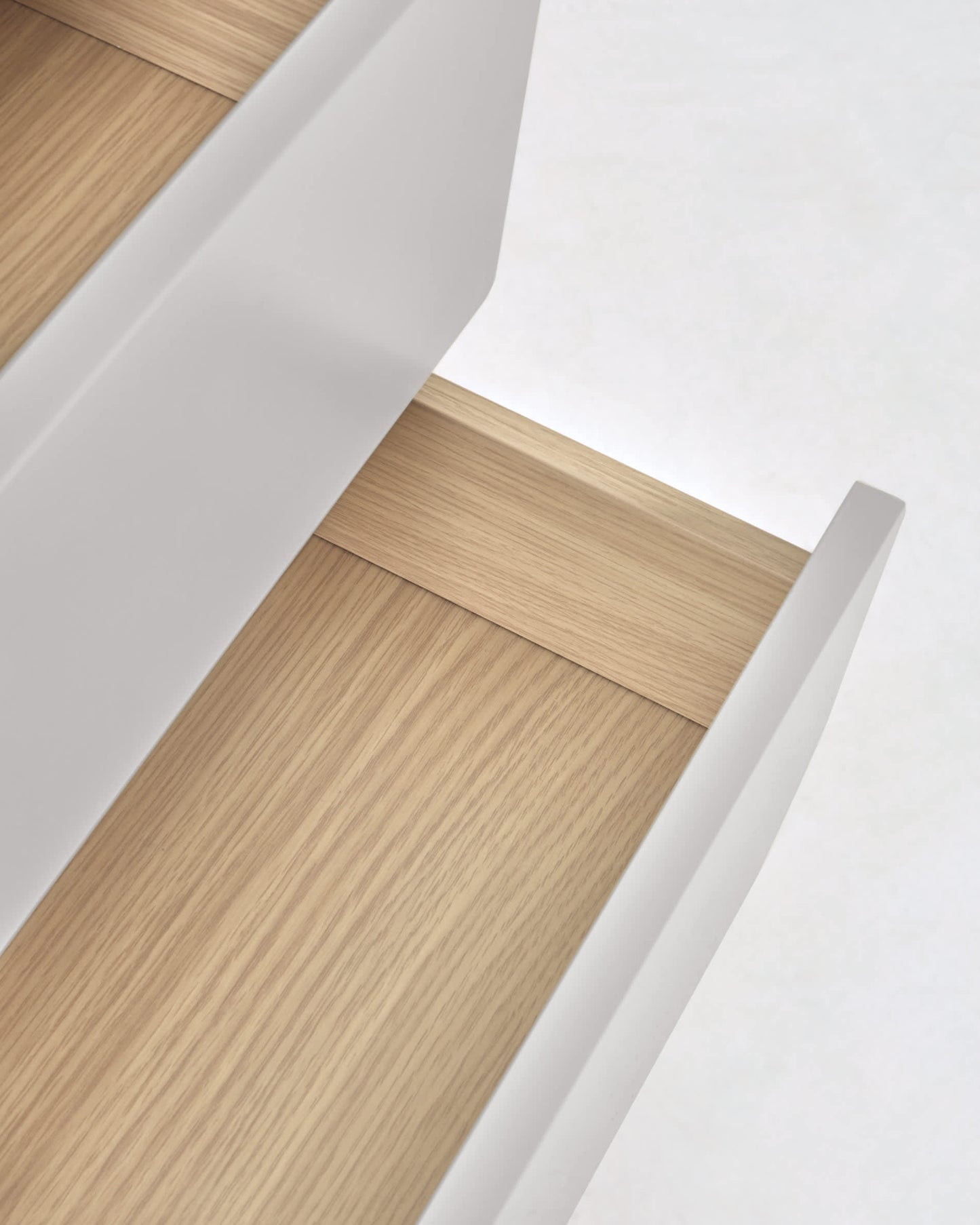 Cassettiera Anielle 5 cassetti in legno massello e impiallacciato frassino 60 x 117 cm
