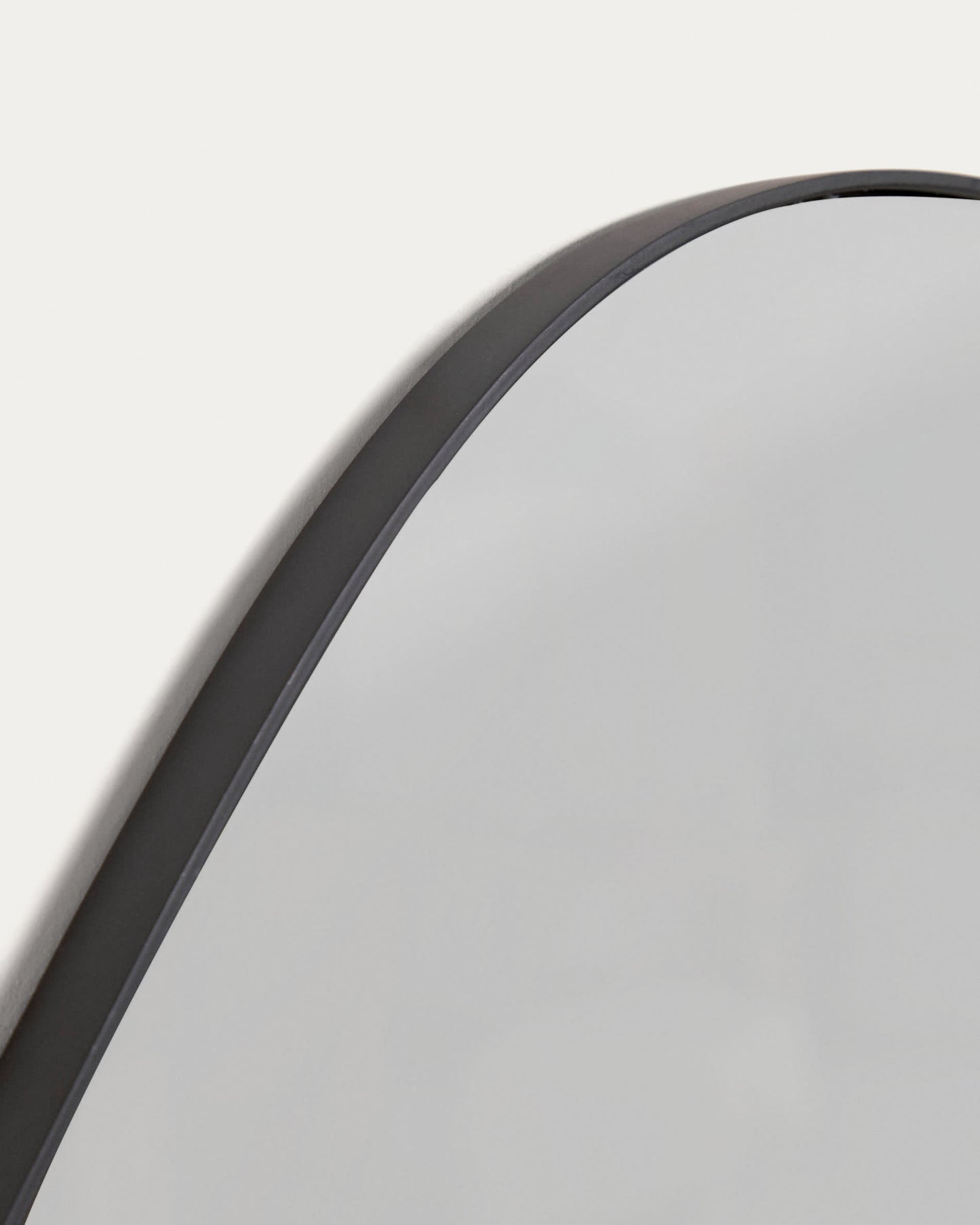 Specchio Anera in metallo nero 84 x 108,5 cm