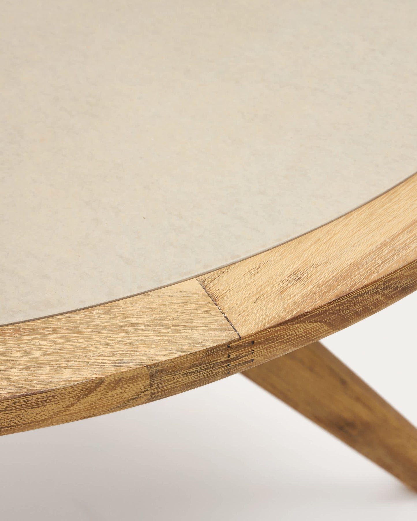 Tavolo rotondo Julieta in polycement beige e legno massiccio di acacia Ø 120 cm