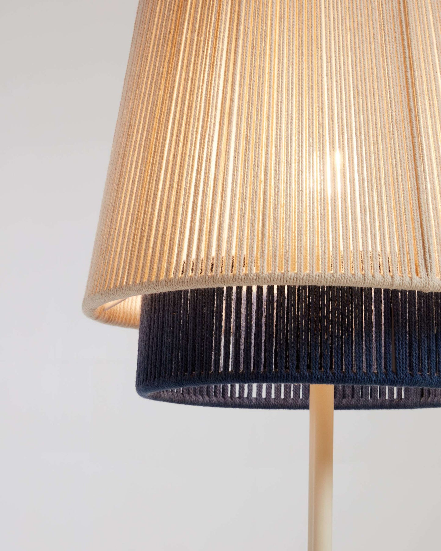 Lampada da terra Yuvia in cotone finitura beige e blu