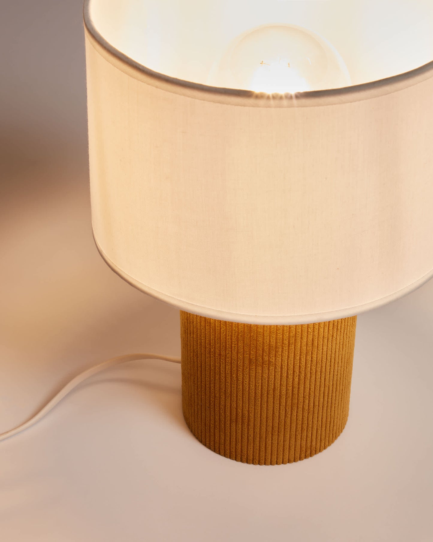 Lampada da tavolo Bianella in velluto a coste senape
