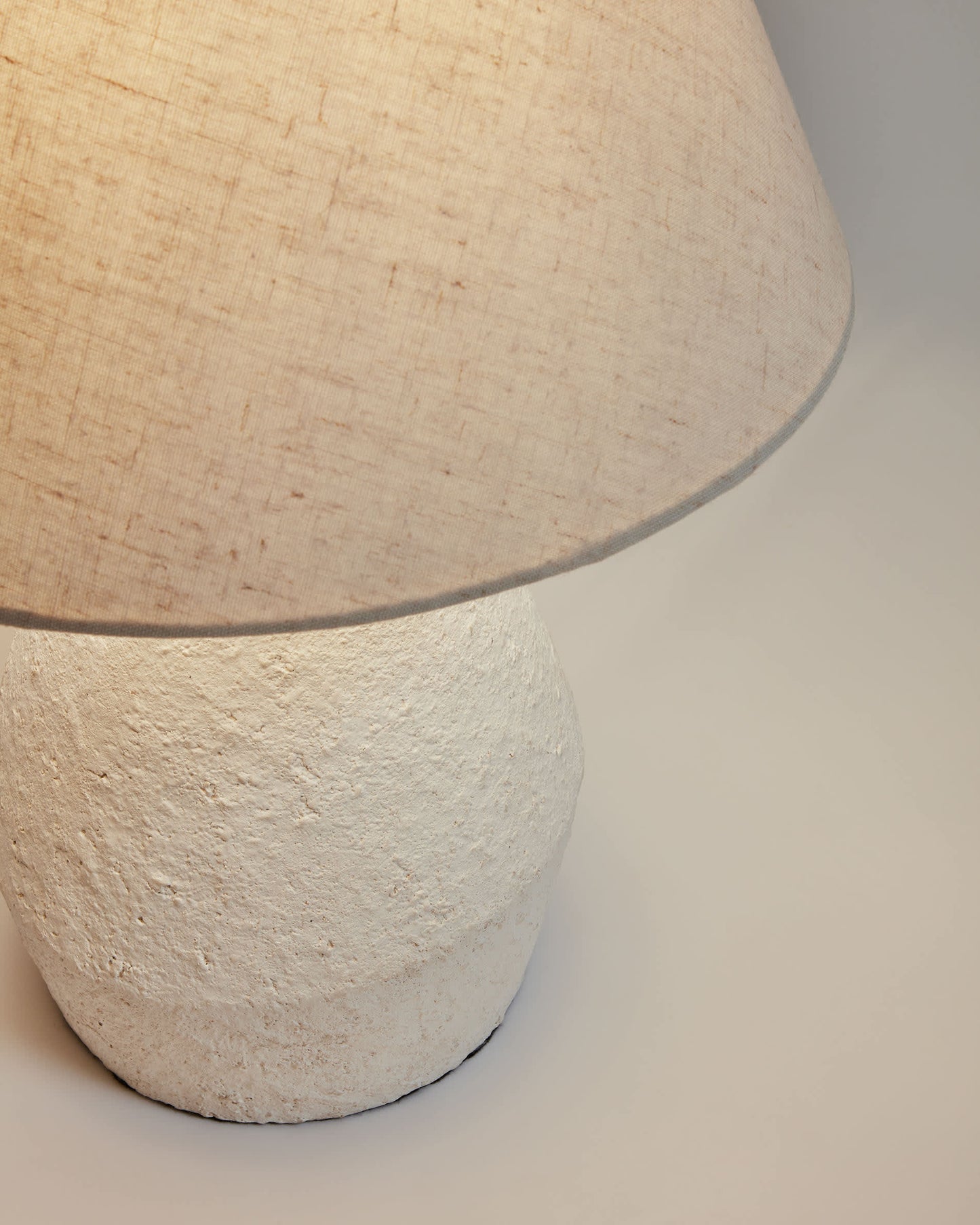 Lampada da tavolo Noara in magnesio finitura bianca