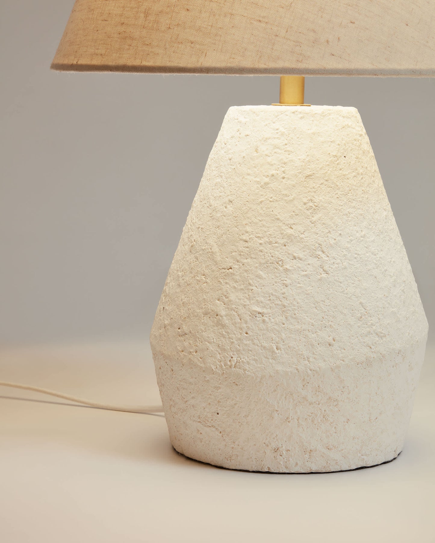 Lampada da tavolo Noara in magnesio finitura bianca